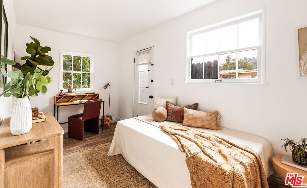 2251 Cahuenga Blvd, Los Angeles CA  90068-2709 exterior