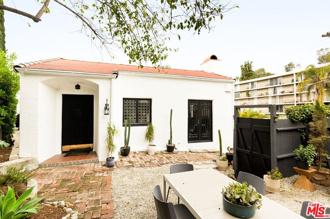2251 Cahuenga Blvd, Los Angeles CA  90068-2709 exterior