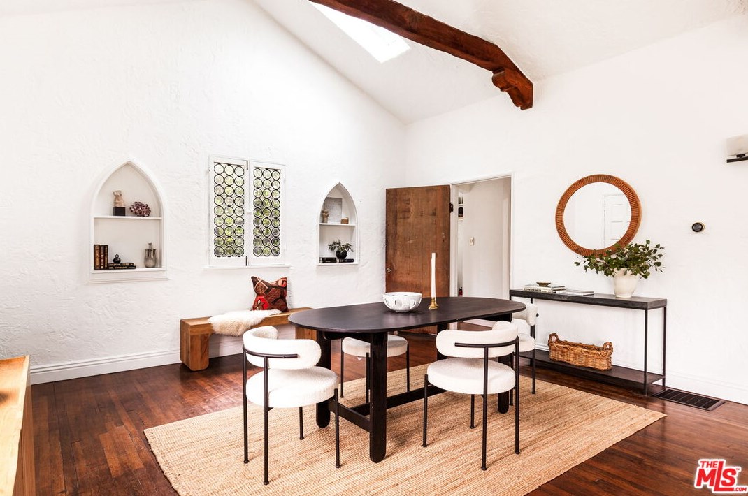 2251 Cahuenga Blvd, Los Angeles CA  90068-2709 exterior