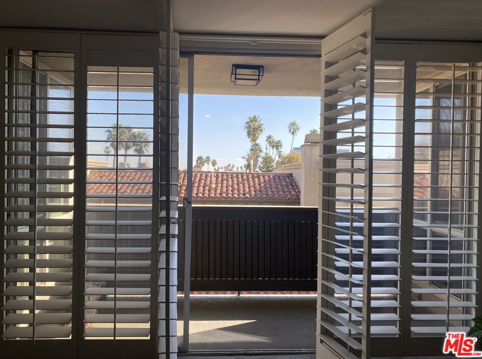 809 Bundy Dr, Los Angeles CA  90049-5247 exterior