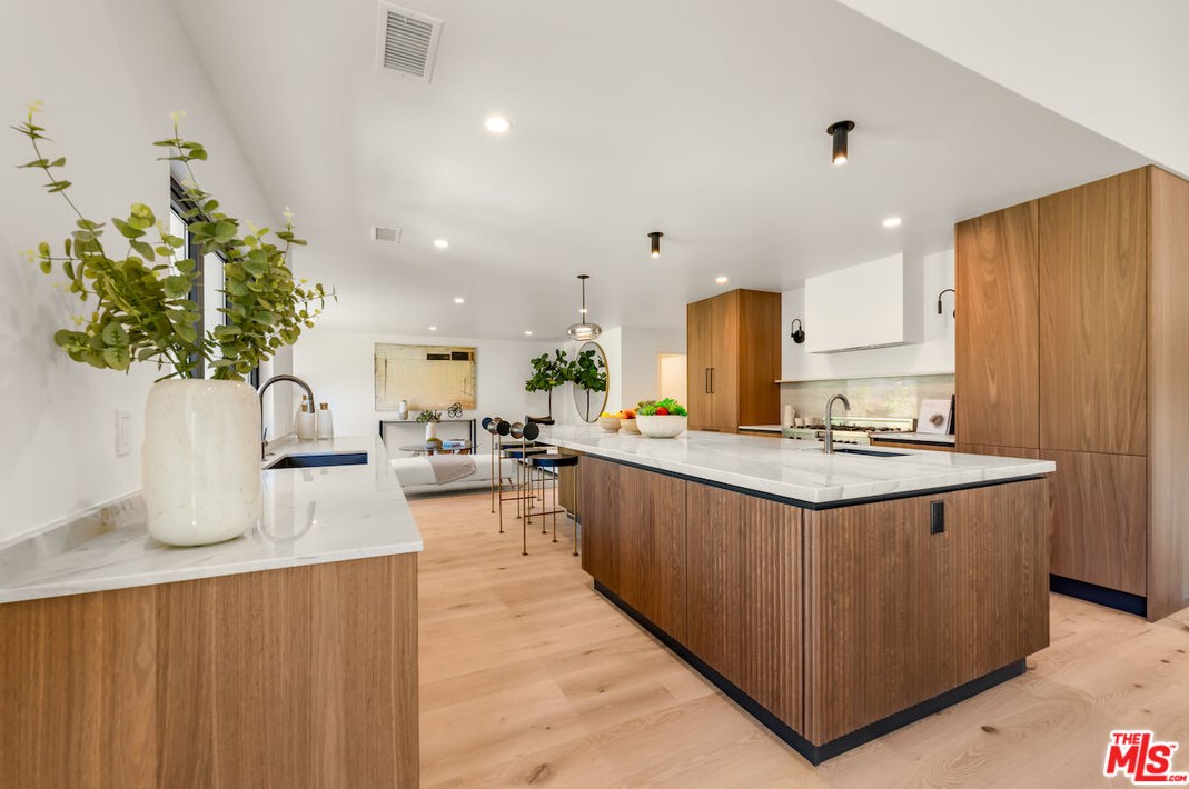 17252 Escalon Dr, Van Nuys CA  91436-4032 exterior