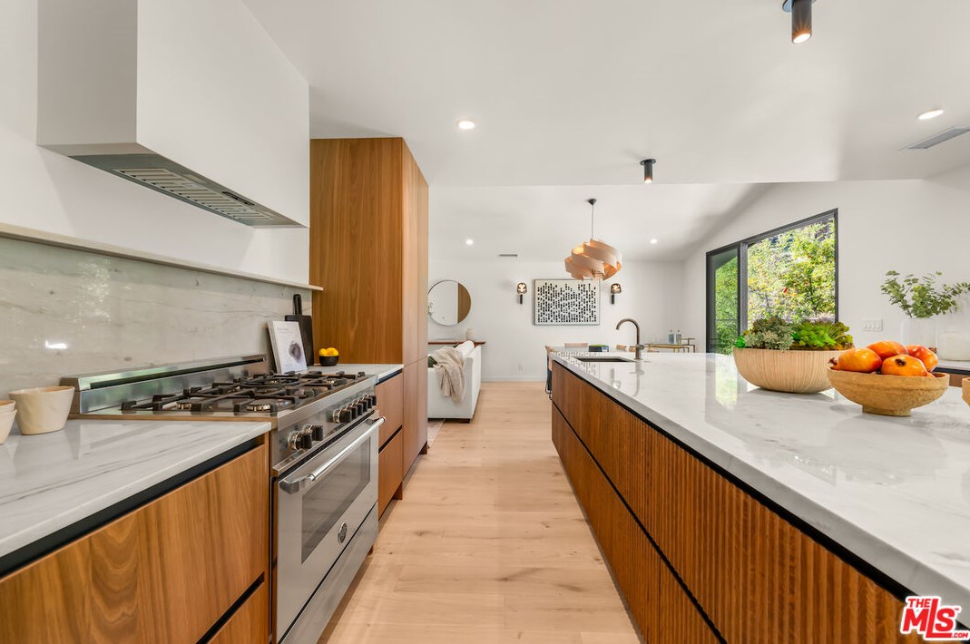 17252 Escalon Dr, Van Nuys CA  91436-4032 exterior
