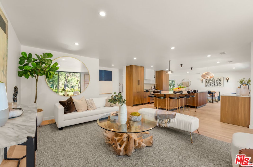 17252 Escalon Dr, Van Nuys CA  91436-4032 exterior