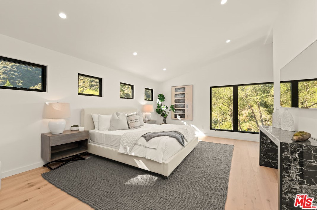 17252 Escalon Dr, Van Nuys CA  91436-4032 exterior