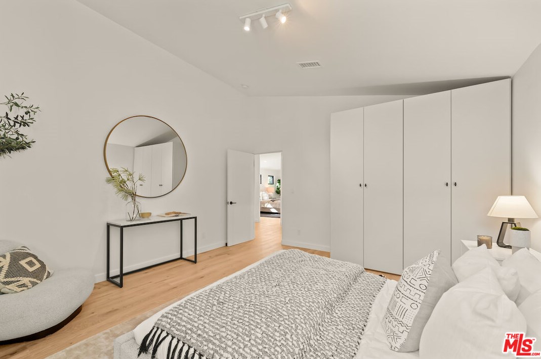 17252 Escalon Dr, Van Nuys CA  91436-4032 exterior