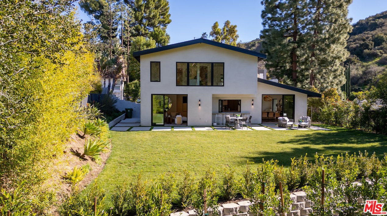 17252 Escalon Dr, Van Nuys CA  91436-4032 exterior