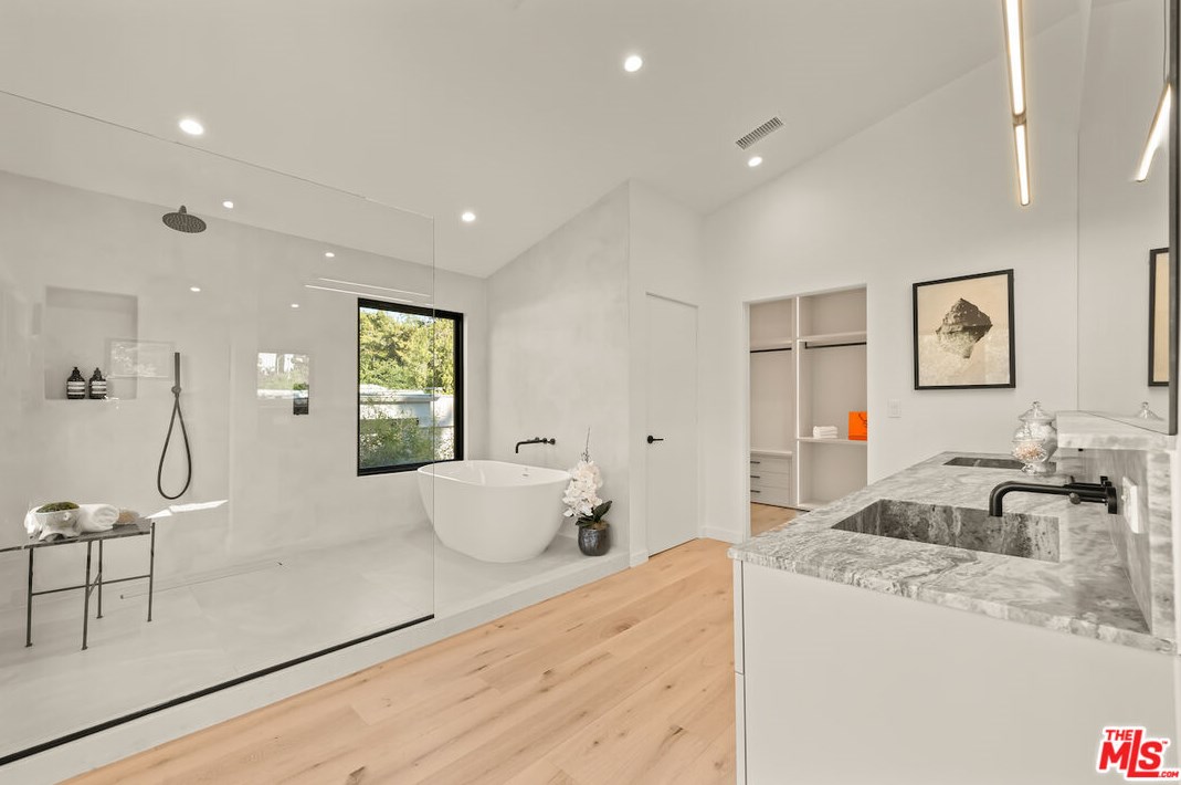 17252 Escalon Dr, Van Nuys CA  91436-4032 exterior