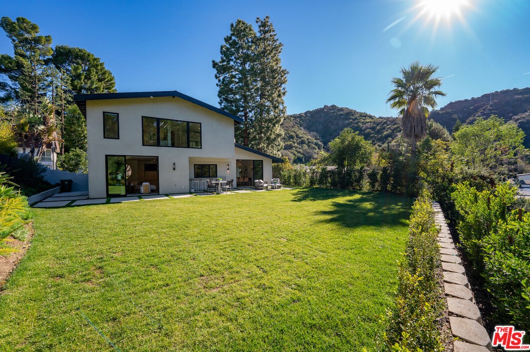 17252 Escalon Dr, Van Nuys CA  91436-4032 exterior