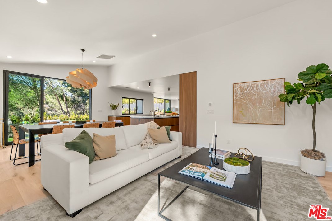 17252 Escalon Dr, Van Nuys CA  91436-4032 exterior