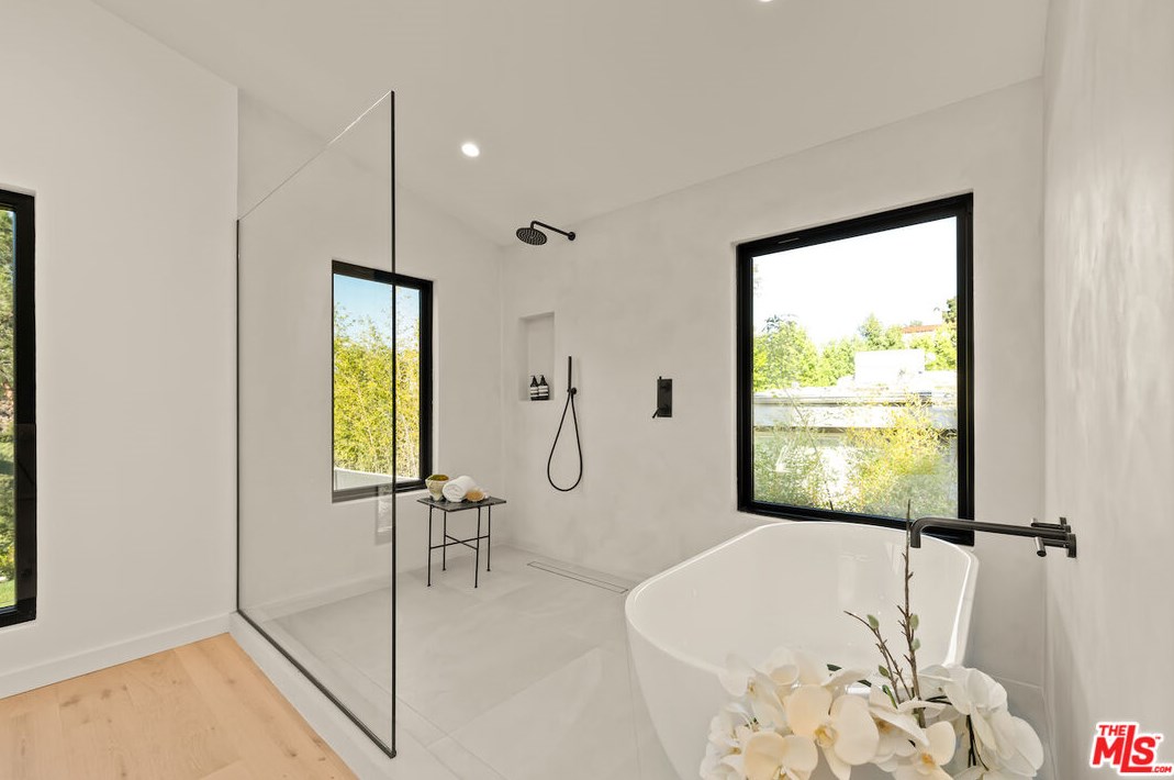 17252 Escalon Dr, Van Nuys CA  91436-4032 exterior