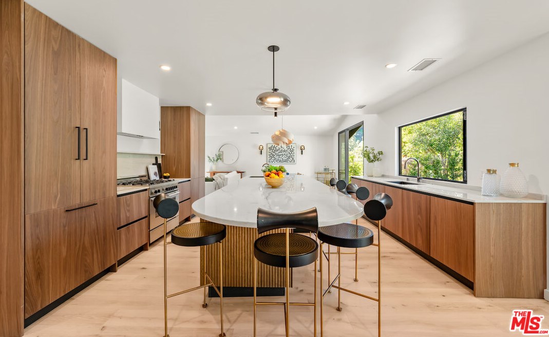 17252 Escalon Dr, Van Nuys CA  91436-4032 exterior