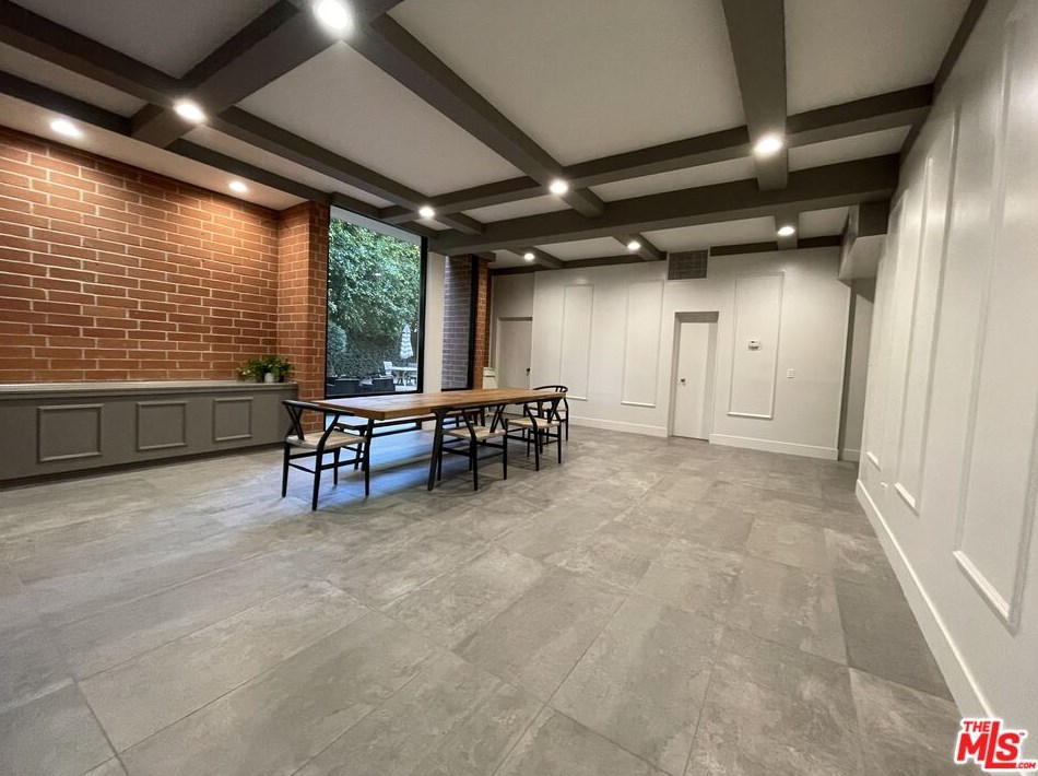 11750 Sunset Blvd, Los Angeles CA  90049-2947 exterior