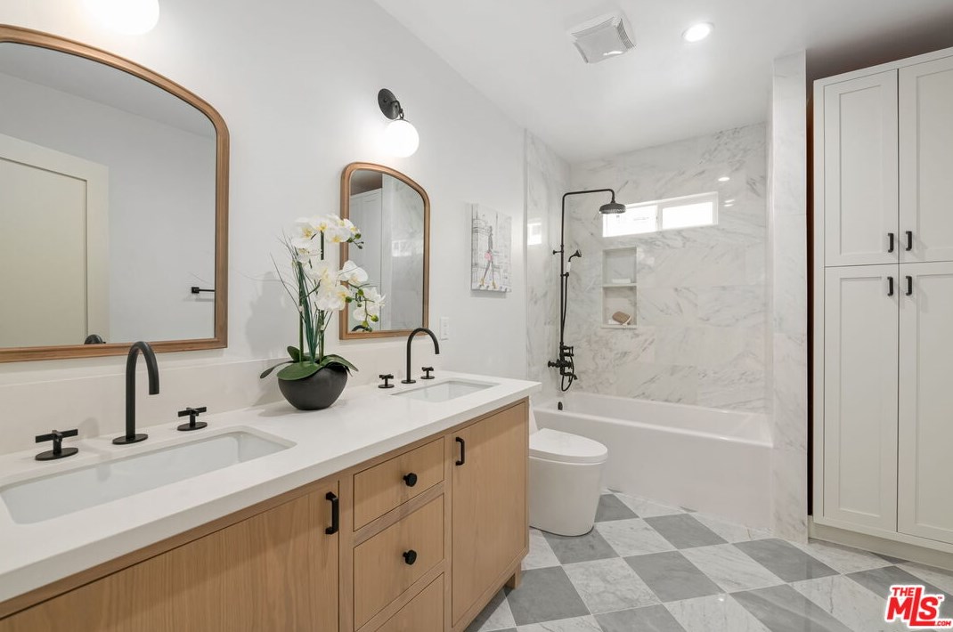 2112 Linnington Ave, Los Angeles CA  90025-5904 exterior