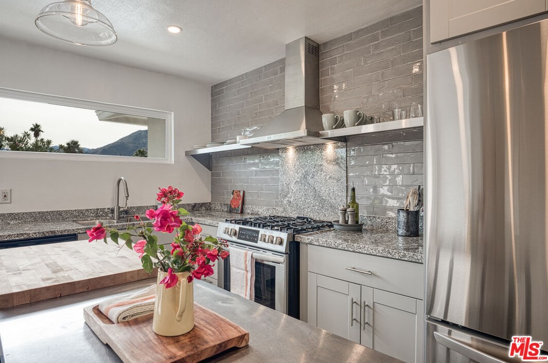 500 Palm Vista Dr, Palm Springs CA  92262-1495 exterior