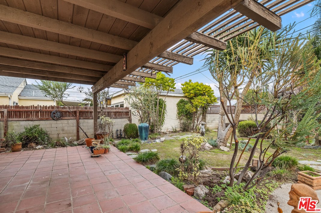3850 Grayburn Ave, Los Angeles CA  90008-1941 exterior