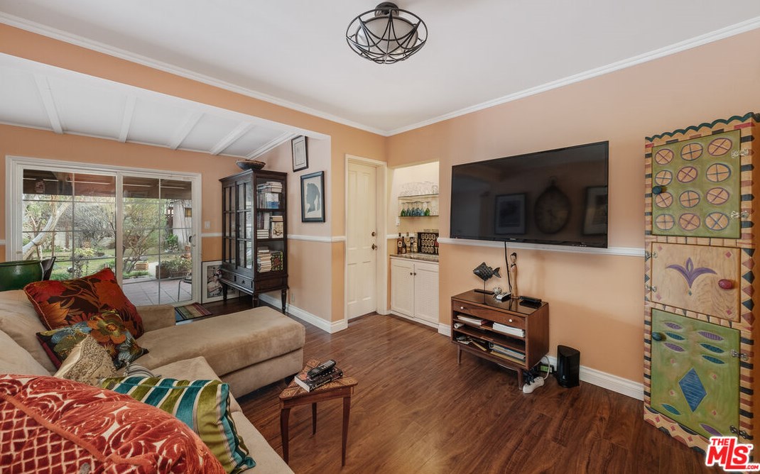 3850 Grayburn Ave, Los Angeles CA  90008-1941 exterior