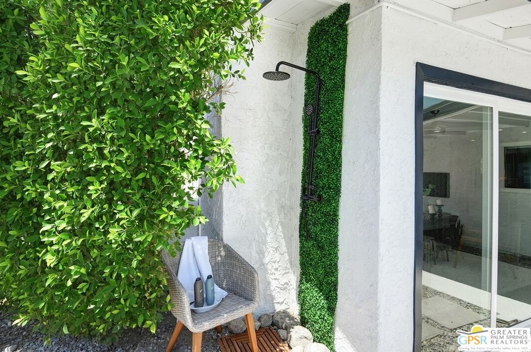 2221 Francis Dr, Palm Springs CA  92262-2553 exterior
