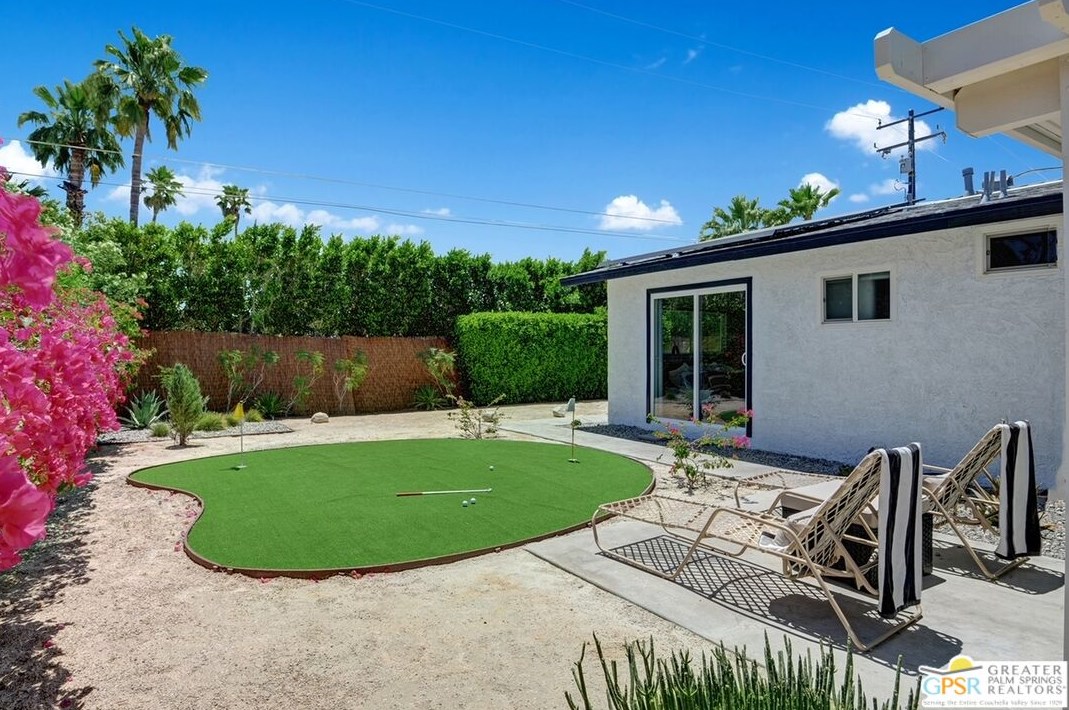 2221 Francis Dr, Palm Springs CA  92262-2553 exterior