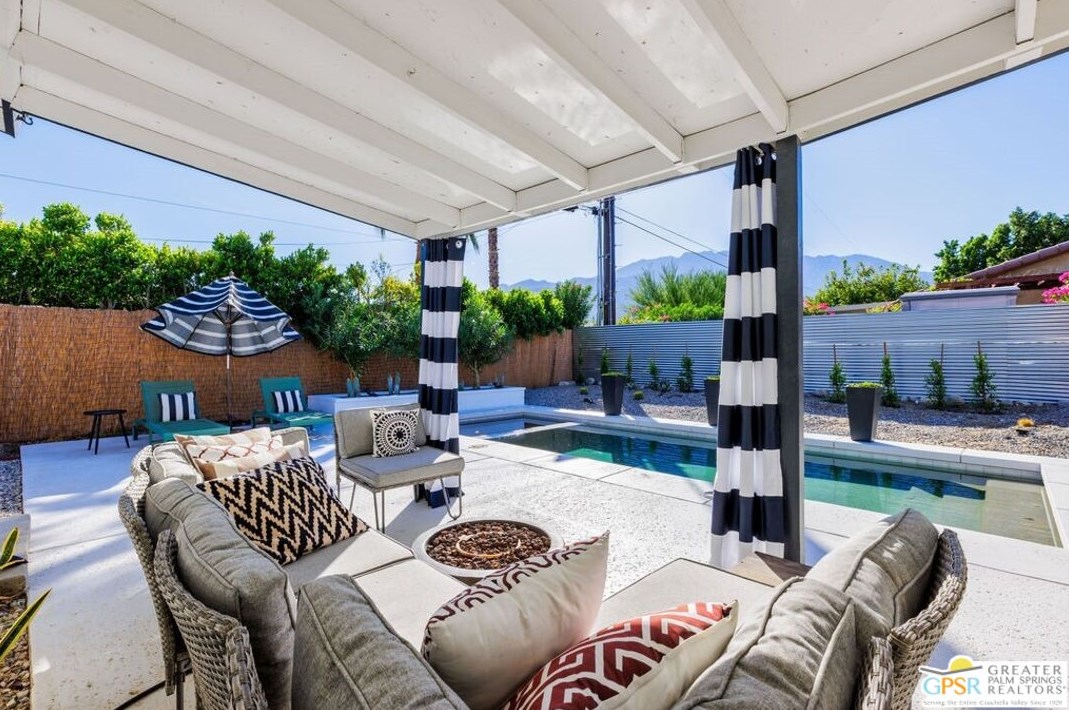 2221 Francis Dr, Palm Springs CA  92262-2553 exterior