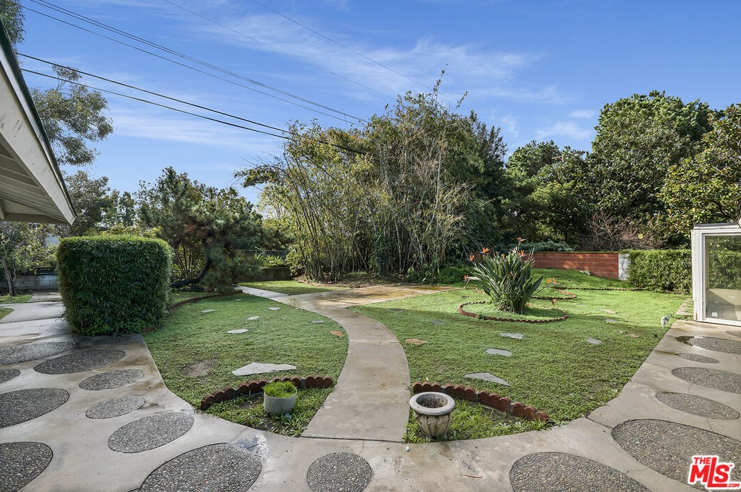 1216 Riv Ln, Santa Ana CA 92706-1425 exterior