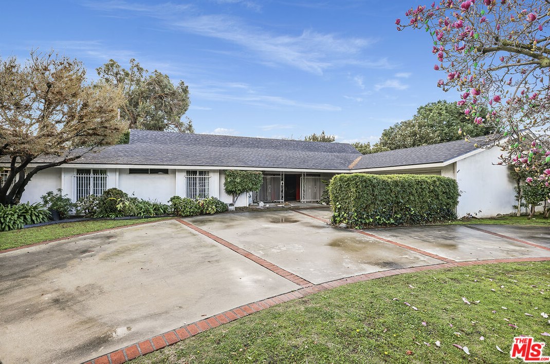 1216 Riv Ln, Santa Ana CA 92706-1425 exterior