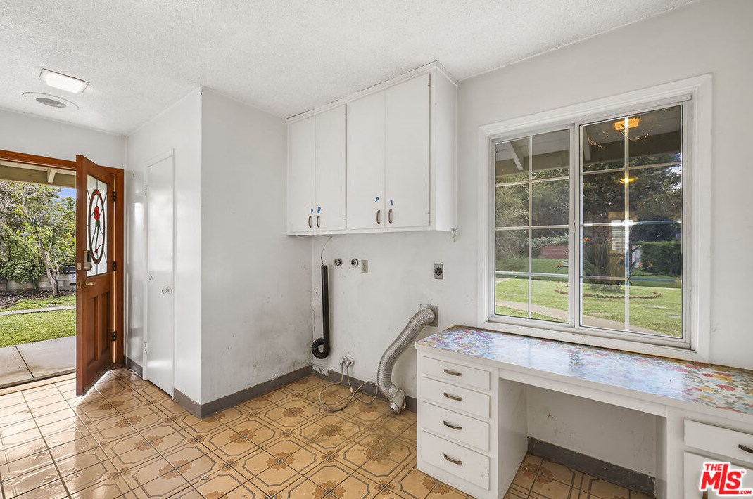 1216 Riv Ln, Santa Ana CA 92706-1425 exterior