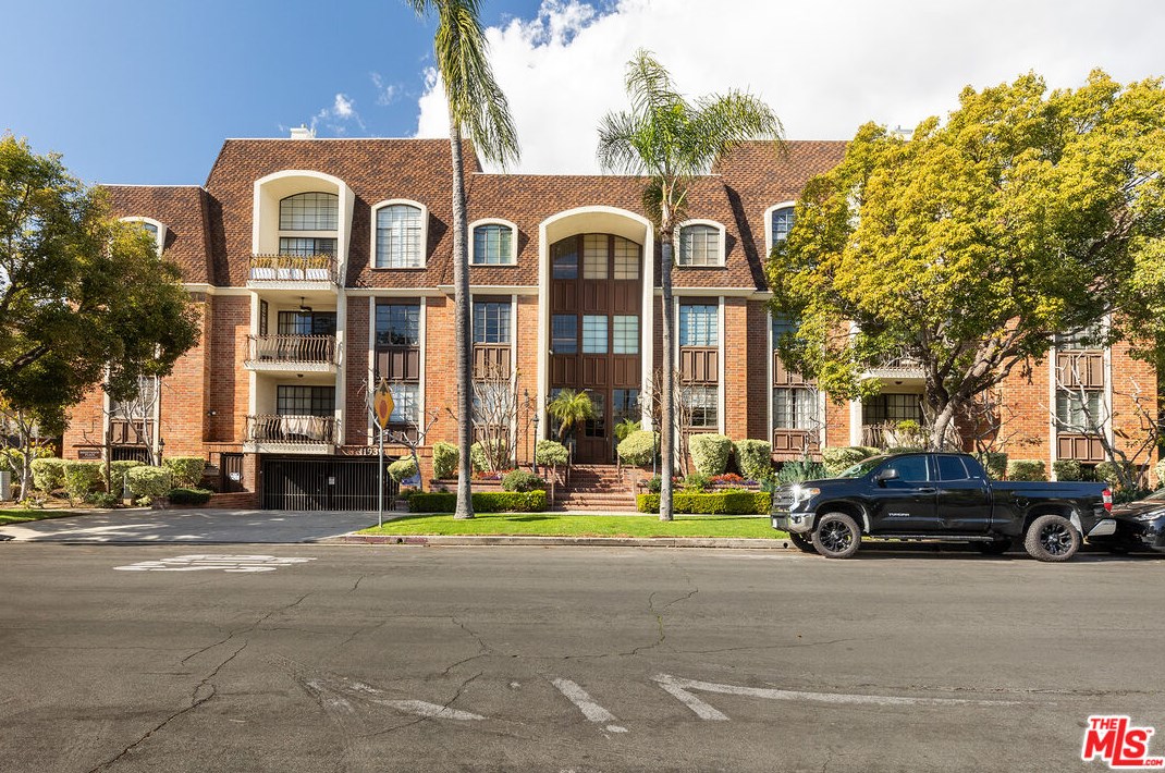 11939 Gorham Ave, Los Angeles CA  90049-5361 exterior