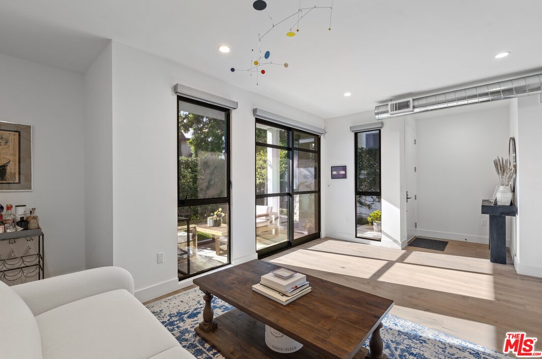1960 Corinth Ave, Los Angeles CA  90025-5511 exterior