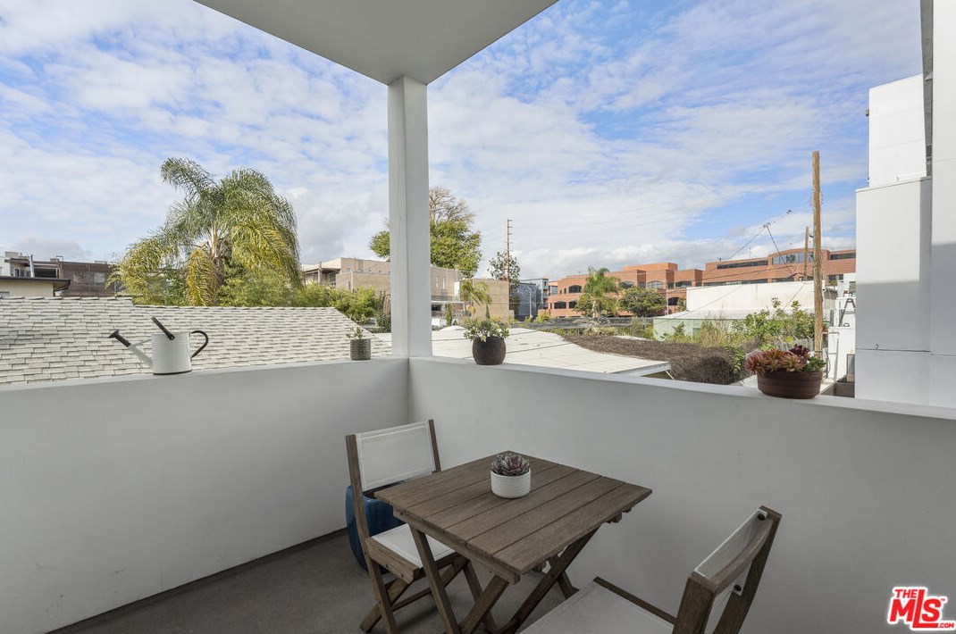 1960 Corinth Ave, Los Angeles CA  90025-5511 exterior