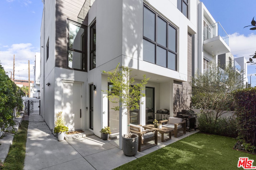 1960 Corinth Ave, Los Angeles CA  90025-5511 exterior