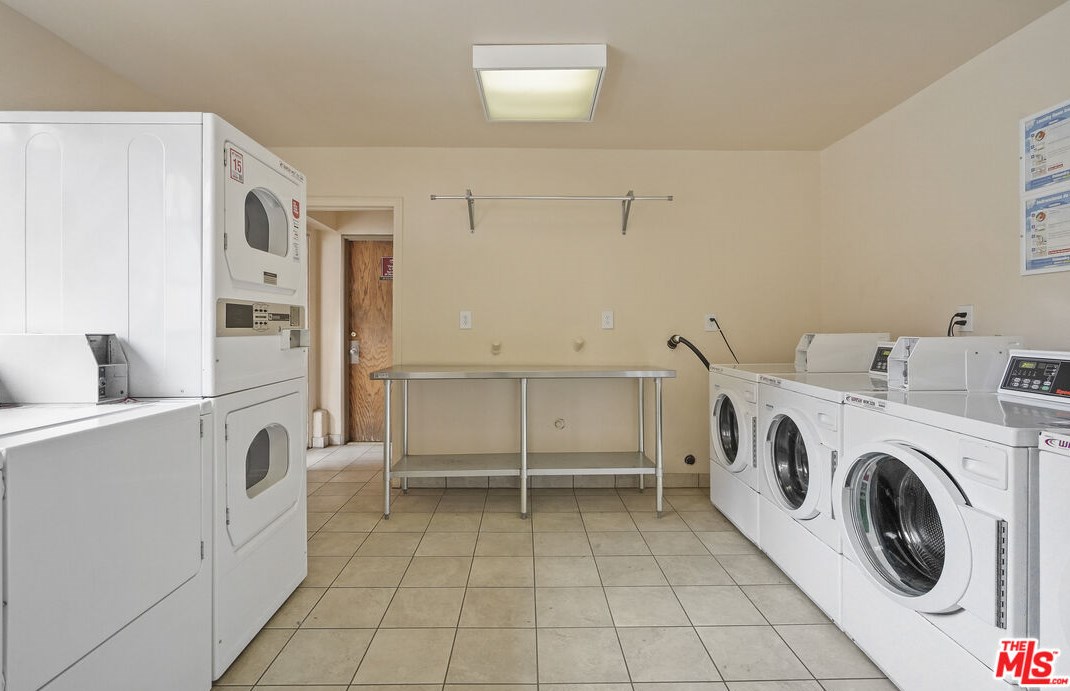 5403 Newcastle Ave, Van Nuys CA  91316-2014 exterior