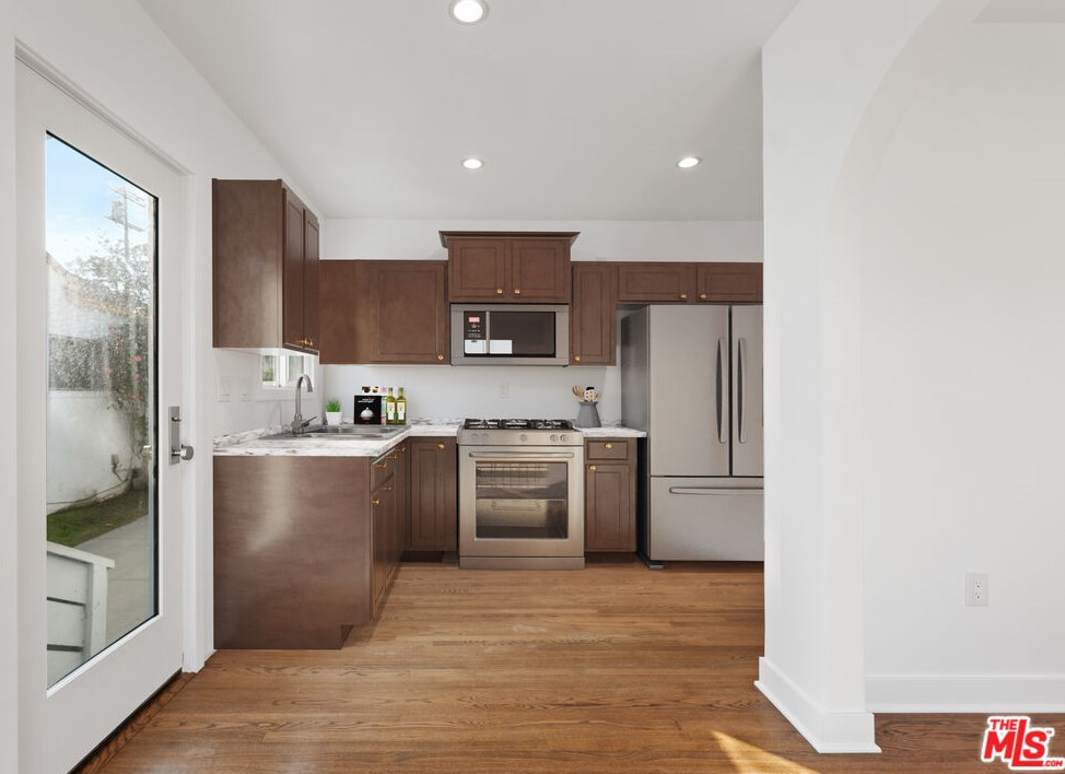 7807 Naylor Ave, Los Angeles CA  90045-2908 exterior