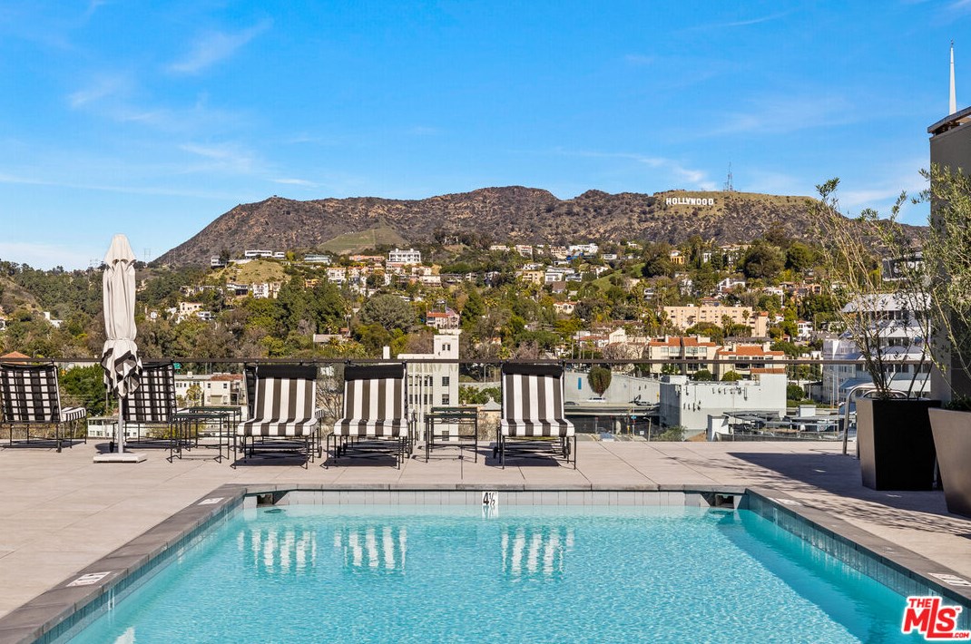 1645 Vine St, Los Angeles CA  90028-8839 exterior