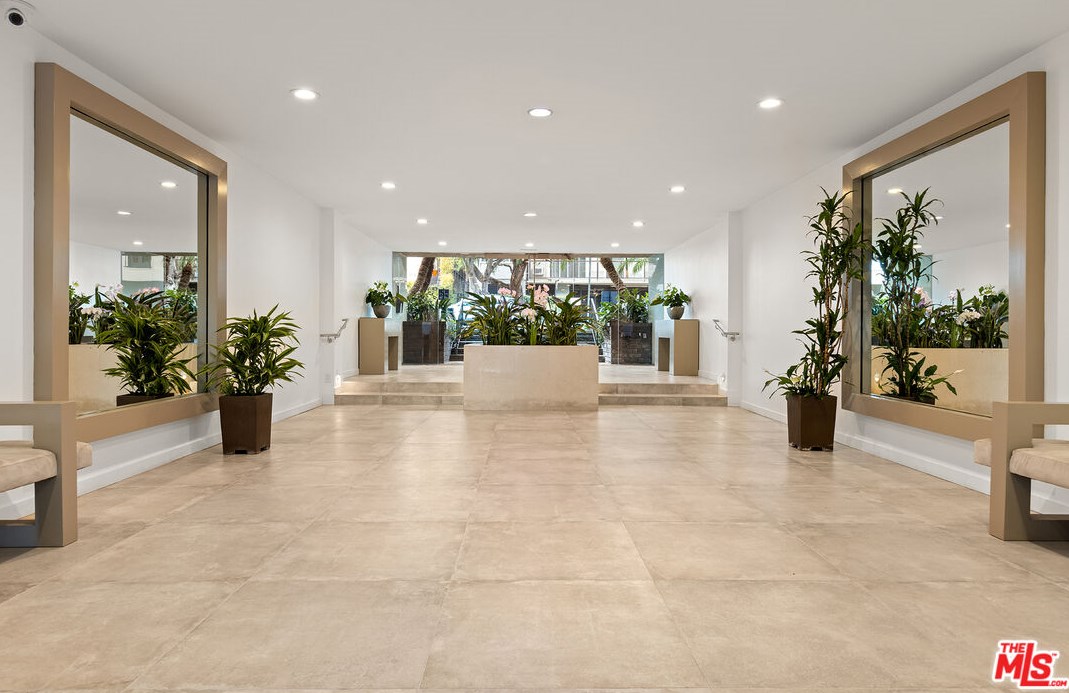 9000 Cynthia St, Los Angeles CA  90069-4852 exterior