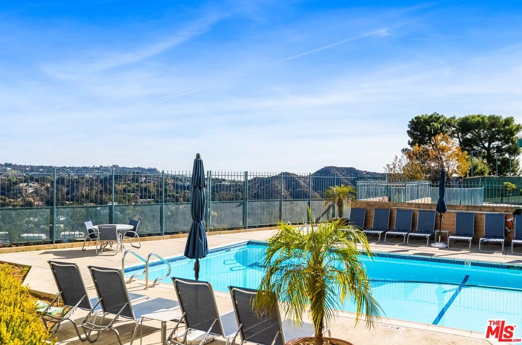 3009 Nicada Dr, Los Angeles CA  90077-2027 exterior