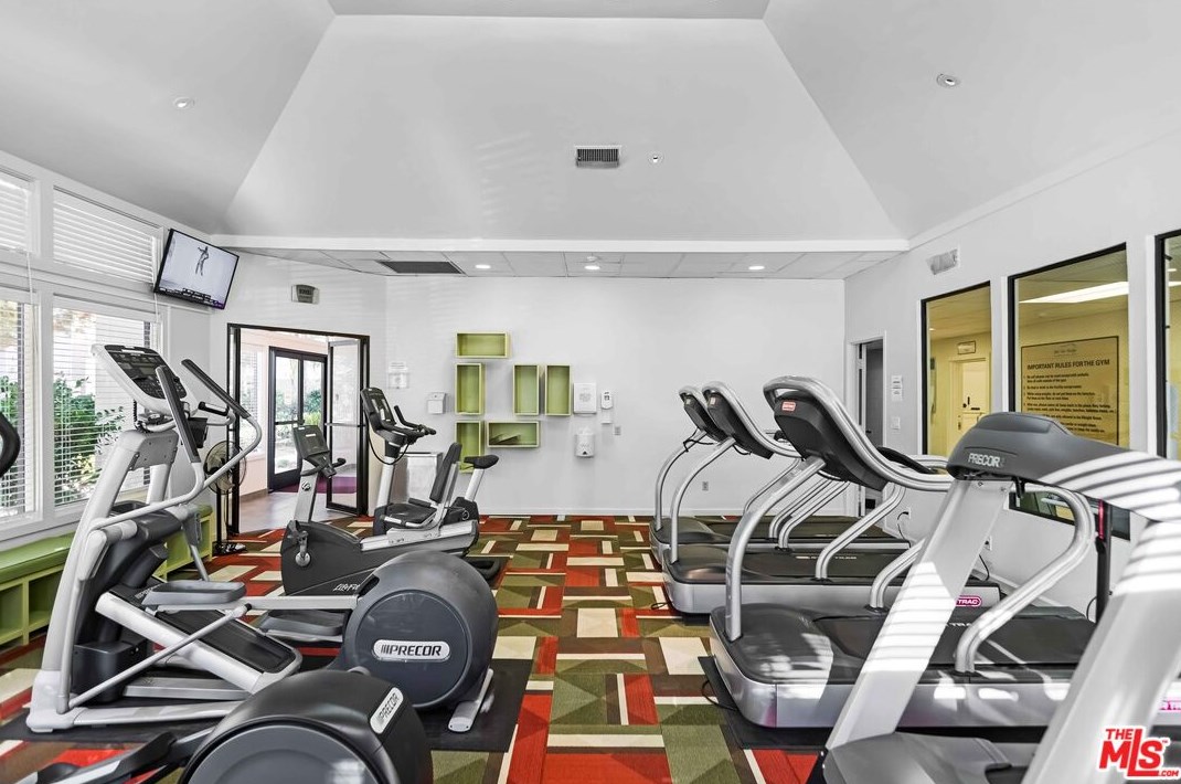 3009 Nicada Dr, Los Angeles CA  90077-2027 exterior