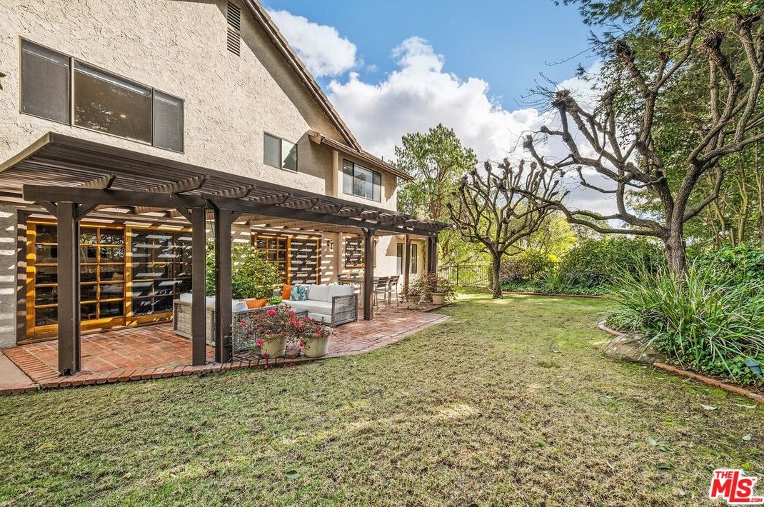 3009 Nicada Dr, Los Angeles CA  90077-2027 exterior