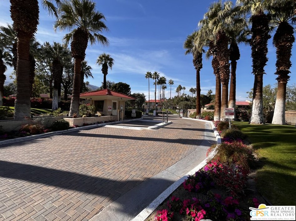 680 Ashurst Ct, Palm Springs CA  92262-0611 exterior
