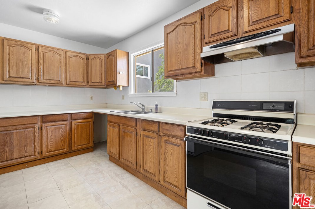 16723 Tribune St, San Fernando CA  91344-5034 exterior