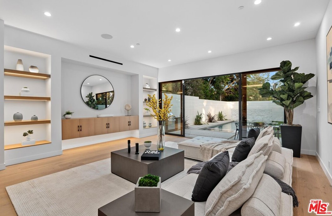 11850 Park Ave, Los Angeles CA  90066-4622 exterior