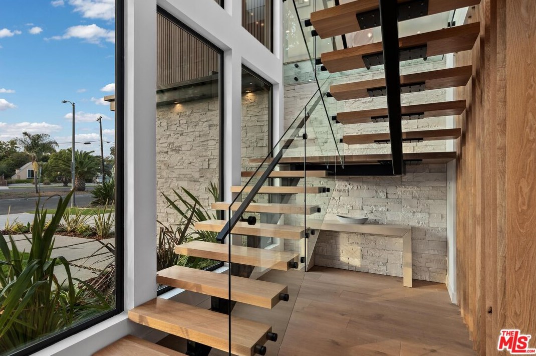 11850 Park Ave, Los Angeles CA  90066-4622 exterior