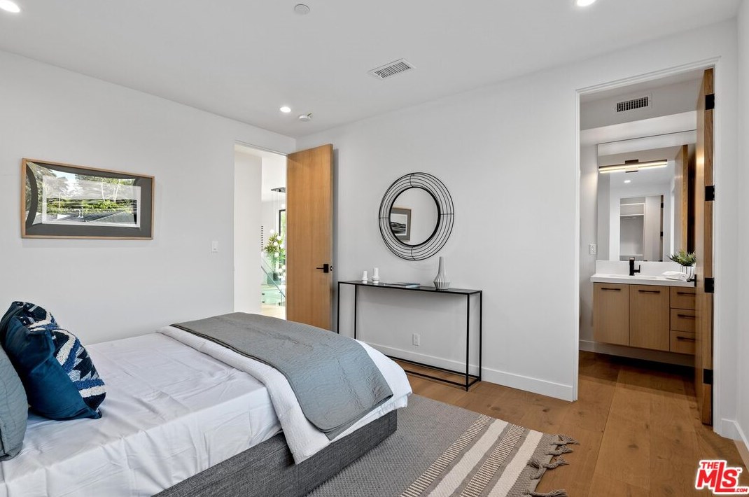 11850 Park Ave, Los Angeles CA  90066-4622 exterior