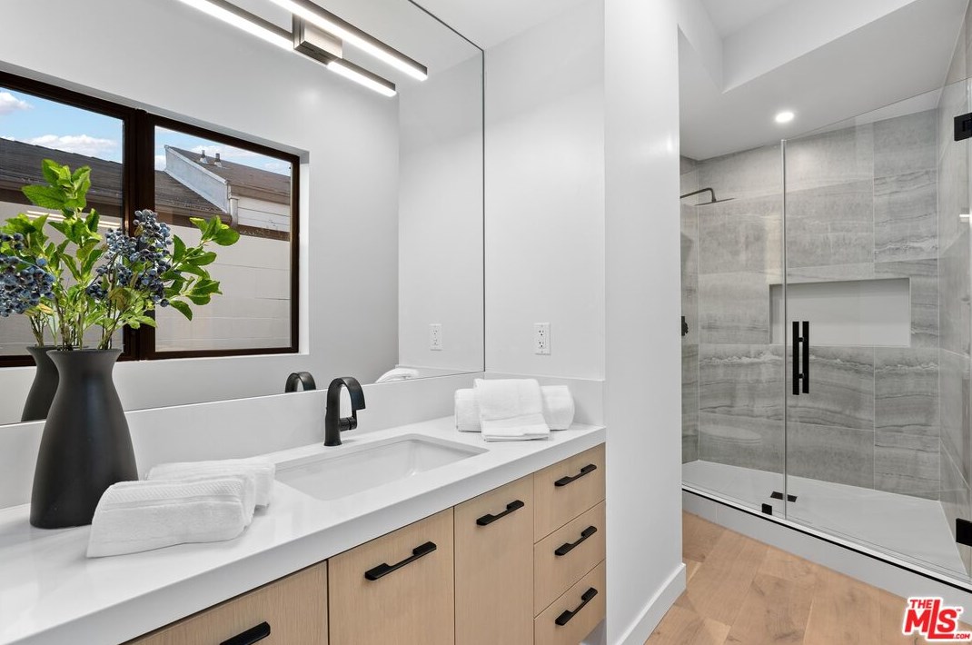 11850 Park Ave, Los Angeles CA  90066-4622 exterior