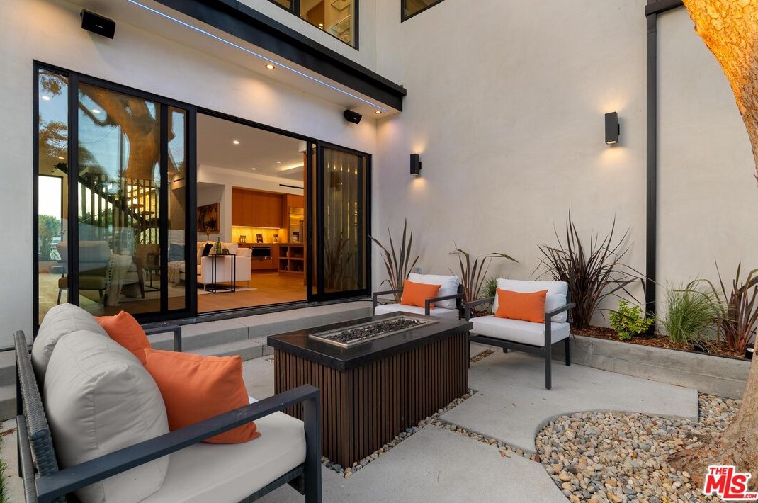 11850 Park Ave, Los Angeles CA  90066-4622 exterior