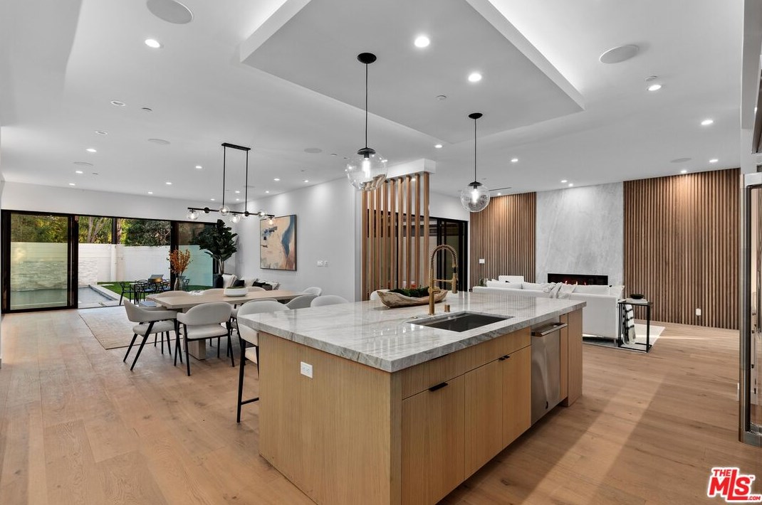 11850 Park Ave, Los Angeles CA  90066-4622 exterior