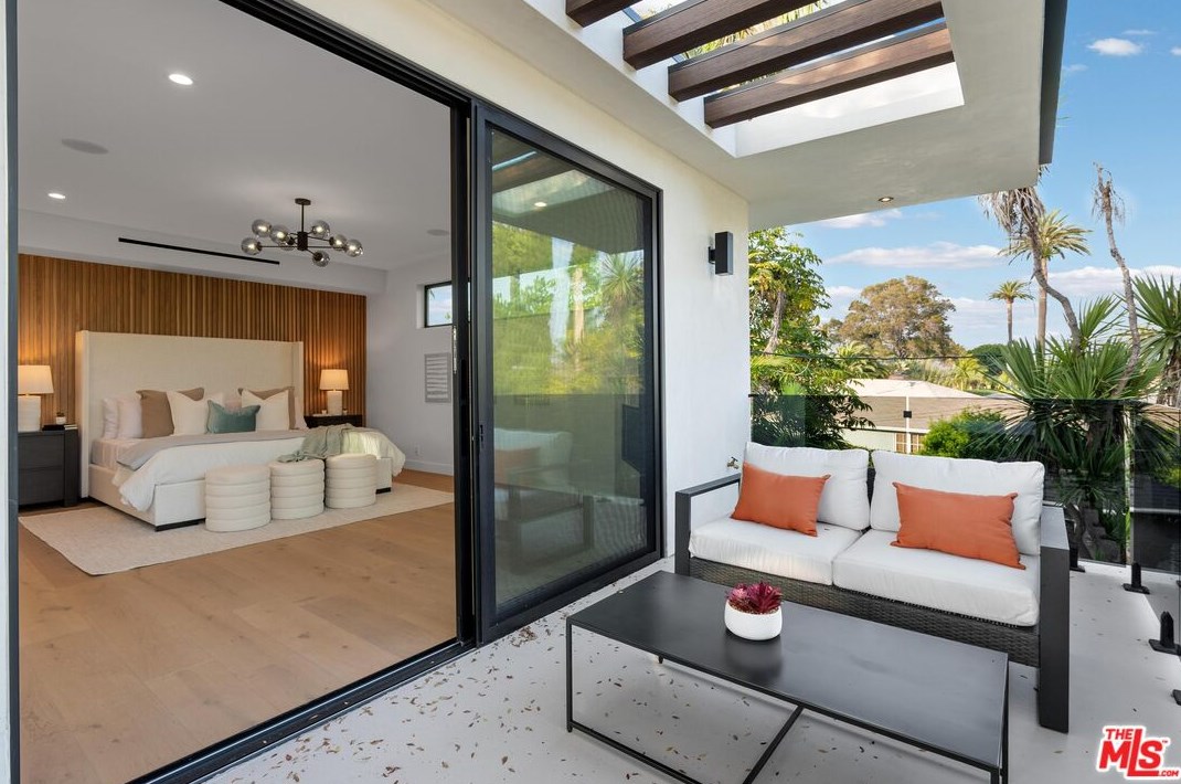 11850 Park Ave, Los Angeles CA  90066-4622 exterior