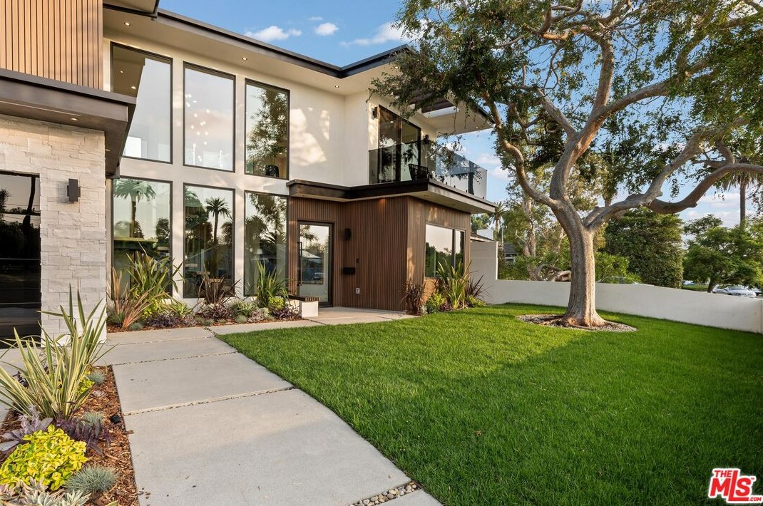 11850 Park Ave, Los Angeles CA  90066-4622 exterior