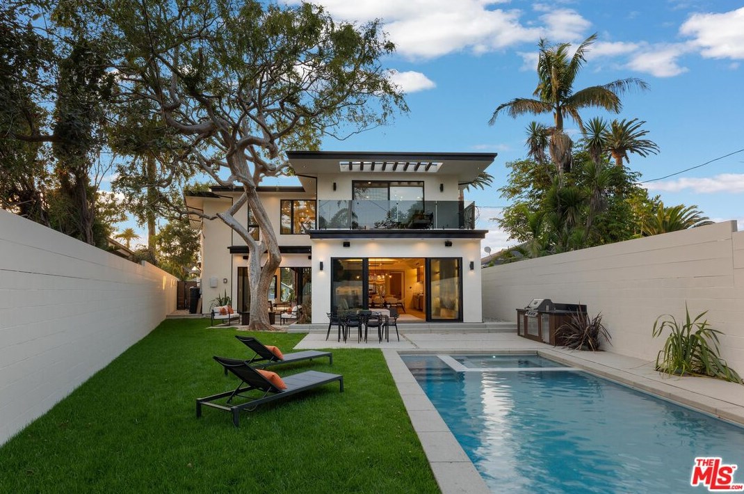 11850 Park Ave, Los Angeles CA  90066-4622 exterior