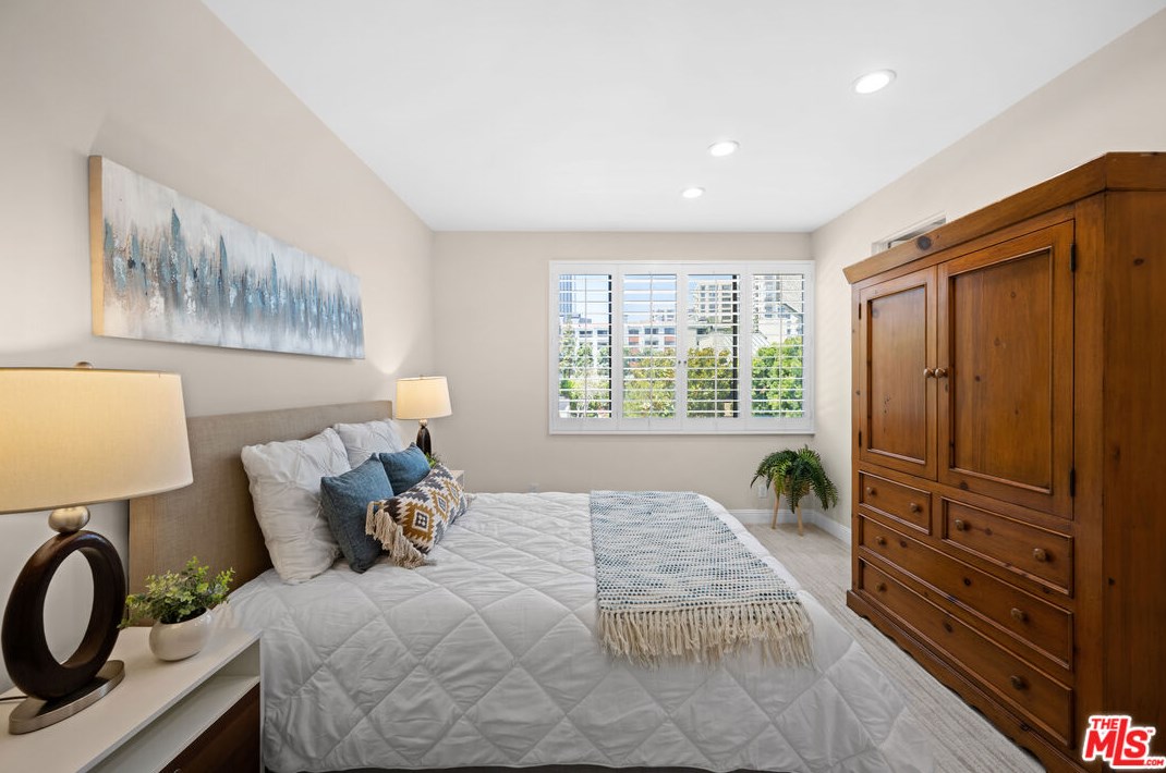 2176 Century Hl, Los Angeles CA  90067-3501 exterior