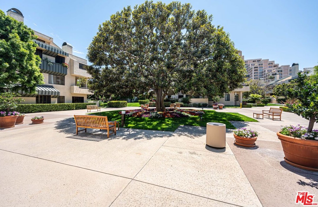 2176 Century Hl, Los Angeles CA  90067-3501 exterior